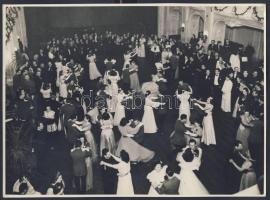 1915-1930 4db nagy és 2db kis fotó katonákról és bálozókról illetve egy darab negatív