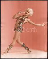 cca 1975 Medveczky Ilona táncművész, színésznő nagyméretű fotója, publikálva a Füles magazinban, 29,5×24,5 cm