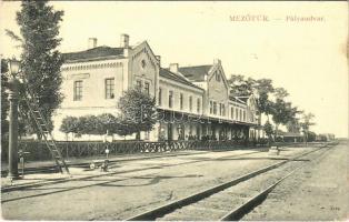 1910 Mezőtúr, pályaudvar, vasútállomás, gázlámpának támasztott létra. W.L. Bp. 6366. (EK)