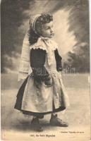 Un petit Bigouden / French folklore, girl from Bigouden (lyuk / hole)