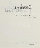 A magyar kerámiaművészet I. Alkotók, adatok 1945-1998. Bp., 1999. MKT. Kiadói papírkötésben, fa plakettel