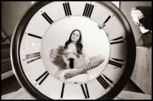 cca 1973 Ütött az utolsó órád, szolidan erotikus felvételek, 2 db vintage NEGATÍV, 24x36 mm