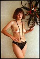 cca 1980 Pompás lányok, szolidan erotikus felvételek, 4 db vintage NEGATÍV, 24x36 mm és 6x3,5 cm