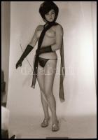 cca 1975 Két modell, öt expozíció, szolidan erotikus felvételek, 3 db vintage NEGATÍV + 2 db vintage...