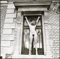 cca 1982 Menesdorfer Lajos (1941-2005) budapesti fotóművész hagyatékából vintage NEGATÍV, (Ablakban), 6x6 cm