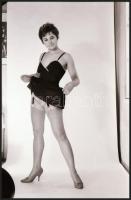 cca 1977 Mindenki egy keveset, Több fotómodell közreműködésével és eltérő helyszíneken készült, szol...