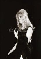 cca 1977 Mindenki egy keveset, Több fotómodell közreműködésével és eltérő helyszíneken készült, szol...