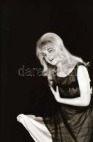 cca 1977 Mindenki egy keveset, Több fotómodell közreműködésével és eltérő helyszíneken készült, szol...