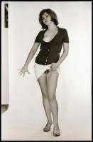 Több fotómodell közreműködésével, különböző időpontokban és eltérő helyszíneken készült, szolidan er...