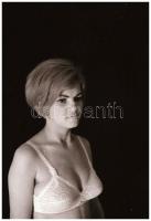 Több fotómodell közreműködésével, különböző időpontokban és eltérő helyszíneken készült, szolidan er...