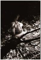 Több fotómodell közreműködésével, különböző időpontokban és eltérő helyszíneken készült, szolidan er...