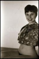 cca 1973 Ismerkedős felvételek modell-jelöltekről, 40 db vintage NEGATÍV, 24x36 mm