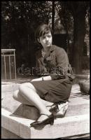 cca 1973 Ismerkedős felvételek modell-jelöltekről, 40 db vintage NEGATÍV, 24x36 mm