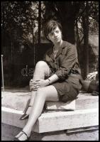 cca 1973 Ismerkedős felvételek modell-jelöltekről, 40 db vintage NEGATÍV, 24x36 mm