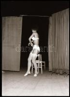 cca 1973 Ismerkedős felvételek modell-jelöltekről, 40 db vintage NEGATÍV, 24x36 mm