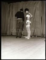 cca 1973 Ismerkedős felvételek modell-jelöltekről, 40 db vintage NEGATÍV, 24x36 mm