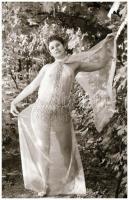 cca 1976 A fátyol is csak akkor takar, ha viselője úgy akarja, szolidan erotikus felvételek, 13 db v...