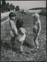 cca 1932 Reich Péter Cornel (?-?) budapesti fotóművész hagyatékából vintage fotóművészeti alkotás, hátoldalán pecséttel jelzett (Nehéz eset), 23,5x17,7 cm