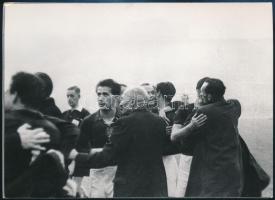 1953 Magyarország: Anglia (6:3) a legendás labdarúgó mérkőzés feliratozott sajtófotója. A gollövők a meccs után / Hungary vs Engrland football match with Puskas press proto 13×17,5 cm