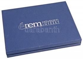 Az Éremművészeti Intézet éremtartó kazettája egy kivehető tálcával, összesen 24 férőhellyel (5x5cm-e...