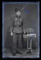 cca 1943 Sándor Antalné (?-?) csongrádi fényképész hagyatékából 1 db vintage üveglemez NEGATÍV, egy katonáról, a lemez eltörött, s ezért egy másik üveglapra ragasztotta fel a fényképész, 9x12 cm