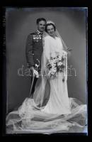 Kitüntetések különféle egyenruhákon (katonák, rendőr?), különböző időpontokban és eltérő helyszíneke...