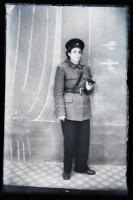 cca 1953 Csongrád, rendőrnő pisztollyal a kezében, Hajdu János (?-?) fényképész hagyatékából vintage üveglemez NEGATÍV, 15x10 cm