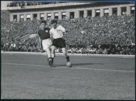 1953 Magyarország-Ausztria (7-1) meccs, sajtófotó, 13×17,5 cm