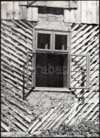 cca 1961 Krisch Béla (1929-?) kecskeméti fotóművész hagyatékából pecséttel jelzett vintage fotóművészeti alkotás (Öreg ház), 38,6x28,1 cm