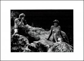 cca 1982 Marinkay István (1920-?) veszprémi fotóművész hagyatékából pecséttel jelzett vintage fotóművészeti alkotás (akt a sziklán), 30x40 cm
