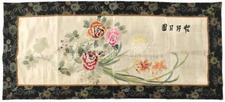 Kínai, hímzett selyem falikép, kézzel festett, jelzett. / Chinese embroidered silk picture. Signed. 44x90 cm