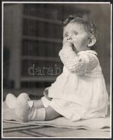 cca 1929 Kinszki Imre (1901-1945) budapesti fotóművész hagyatékából pecséttel jelzett vintage fotó gyermekéről, 24x30 cm