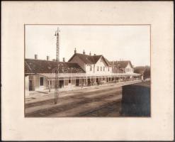 cca 1910-1920 Veszprém, vasútállomás, fotó paszpartuban, 16,5×22,5 cm