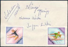 4 magyar sportoló autográf aláírása az 1972-ben rendezett müncheni Olimpiára kiadott bélyegekkel ellátott lapon: Wichmann Tamás (1948-2020), Kőszegi György (1950-2001), Magyar Zoltán (1953-) és Kelemen Márta (1954-).