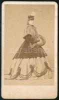cca 1860-1870 Gróf Zichy Pálné divatos ruhában, keményhátú fotó Borsos és Doctor pesti műterméből, 10x6 cm