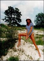 cca 1986 Menesdorfer Lajos (1941-2005) budapesti fotóművész hagyatékából, feliratozott vintage fotóművészeti alkotás (Huncutkodás), 40x30 cm