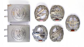 Német Bundeswehr alakulati fegyvernemi sapkajelvények + 2 övcsat / German Bundeswehr cap-badges and belt buckles