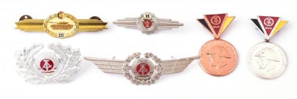 A Keletnémet Néphadsereg kitüntetései, és sapkajelvényei / Orders and badges of the DDR.