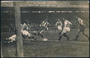 cca 1920-1930 Bp., futballmérkőzés az Üllői úti FTC stadionban, Toldi Géza játékban, fotó, 10,5×16,5 cm