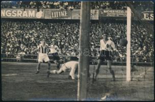 cca 1920-1930 Bp., futballmérkőzés az Üllői úti FTC stadionban, Sárosi György játékban, fotó, 10,5×16,5 cm