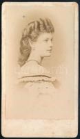 cca 1860-1870 Görgei Berta (1850-1934), Görgei Artúr lánya, keményhátú fotó Borsos és Doctor pesti műterméből, a felületén kis foltokkal,10x6 cm