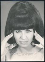 1971 Harangozó Teri énekesnő fotója, hátoldalon aláírt, 6,5x9 cm
