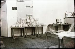 cca 1940-1950 Régi lakásbelsők, bútorok, 7 db NEGATÍV, 6x9 cm