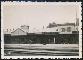 cca 1940 Komárom, Déli vasútállomás, fotó, 6x9 cm