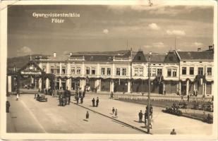 1940 Gyergyószentmiklós, Gheorgheni; Fő tér bevonuláskor, Soha többé el nem választhatnak! feliratos díszkapu, horogkeresztes zászlók, automobil / entry of the Hungarian troops, main square, Hungarian irredenta propaganda, decorated gate, swastika flags, automobile. photo + 1940 Gyergyószentmiklós visszatért So. Stpl. (kis szakadás / small tear)