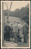 1940 Horthy Miklós és felesége Purgly Magdolna egy olajfúró tornyot látogat Magyarországon amatőr fotó 9x14 cm