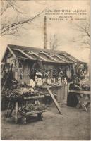 Budapest X. Kőbánya, Özv. Berthold Lajosné koszorúvirág és fakeresztek eladása az új temetőnél, üzlet bódéja az eladóval