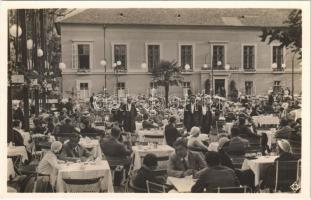 Budapest XIII. Margitsziget, Flóris cukrászda kerthelyisége pincérekkel és vendégekkel