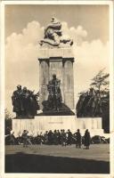 1939 Budapest V. Tisza István szobor koszorúkkal (1948-ban megrongálták és lebontották, majd hatalomváltás után a Károly szobor helyén újra felállították)