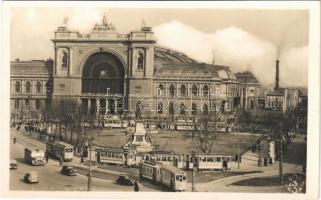 Budapest VII. Keleti Pályaudvar, Baross tér és szobor, villamosok, hirdetőoszlop, gyár a háttérben